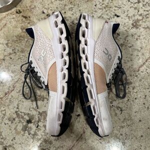 Women’s On Cloudstratus